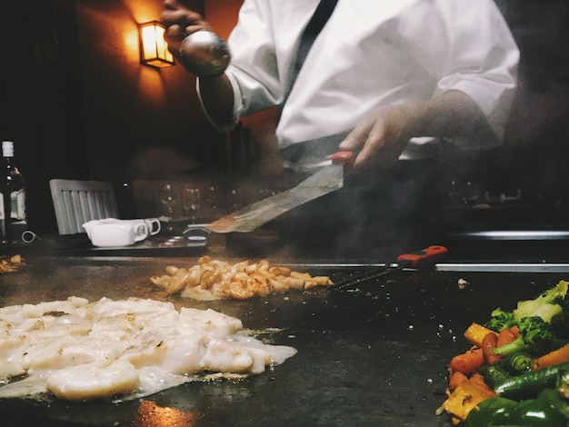 Bucătar la lucru în bucătărie